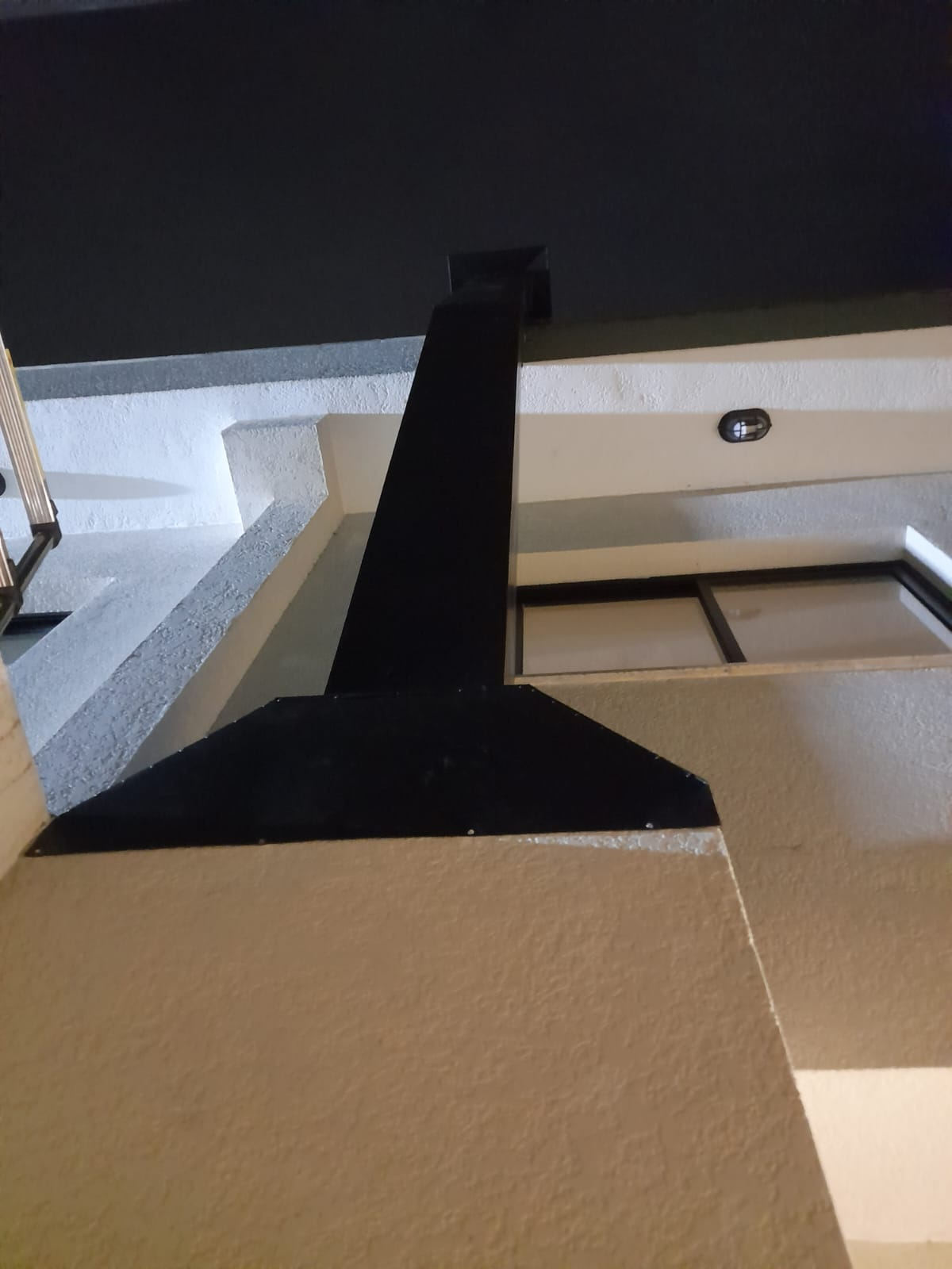 Detalhe de rufo preto instalado