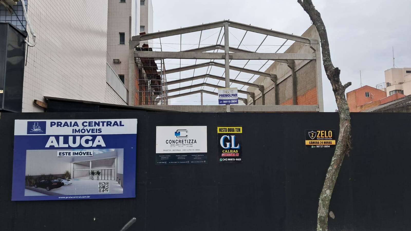 Obra comercial com estrutura de telhado