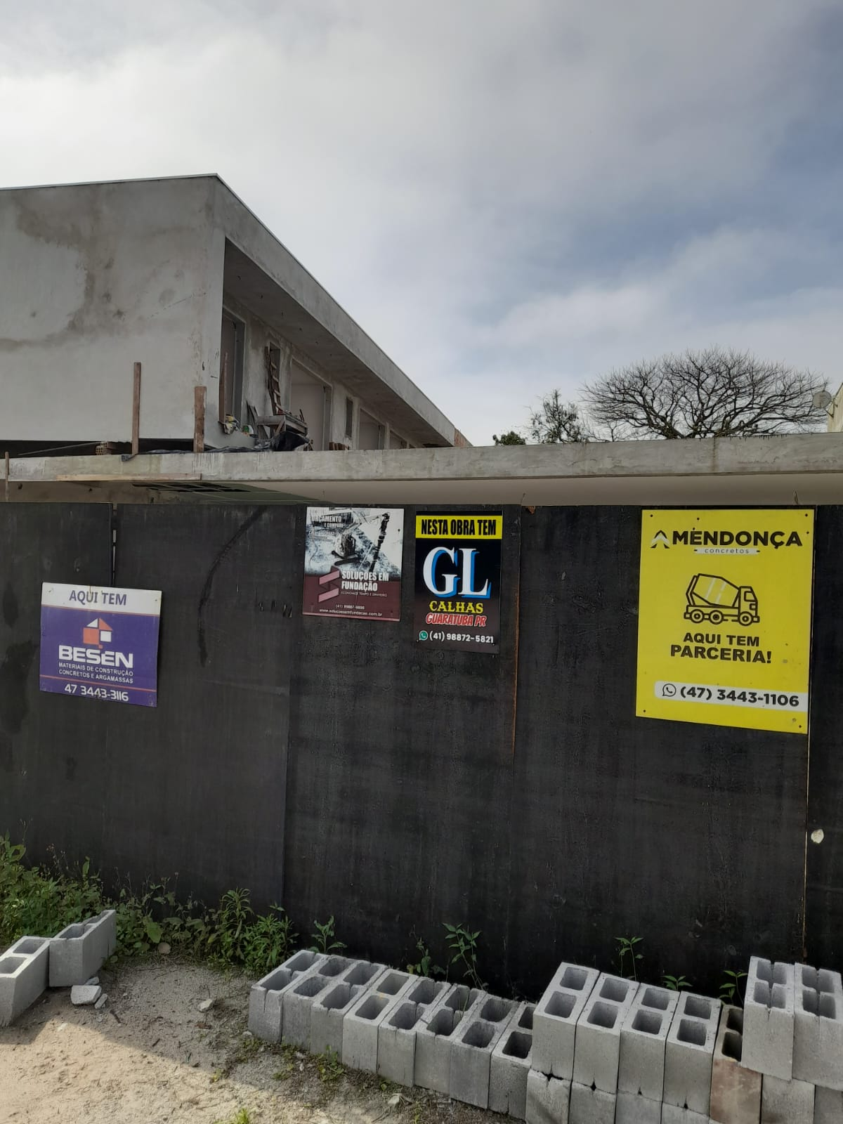 Obra em Guaratuba com placa da GL Calhas