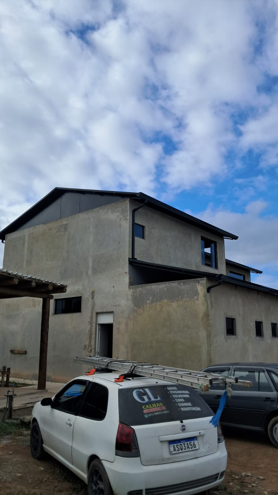 Obra residencial com carro da GL Calhas